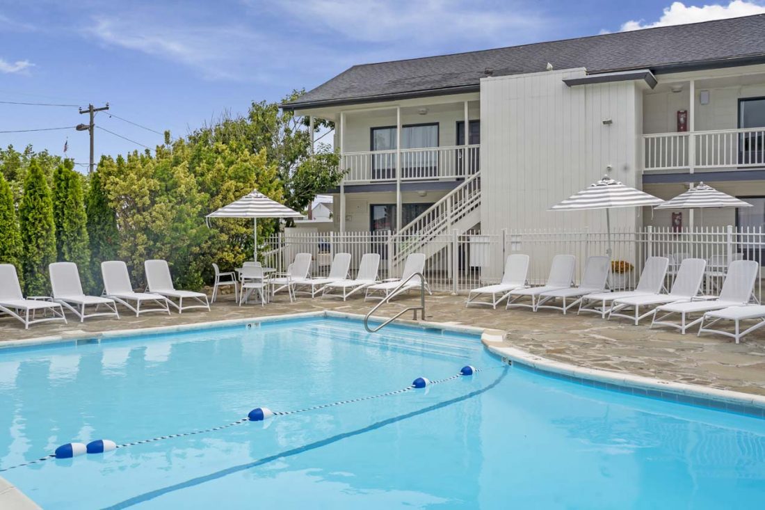 A Wave Inn pool